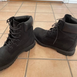 Timberland kängor  - Skorna är i perfekt skick och har används ungefär 2 månader Max. Storlek 41 och passar som unisex. Bra varma skor för vintern och mycket snö. Köpta för 2200 kr. 