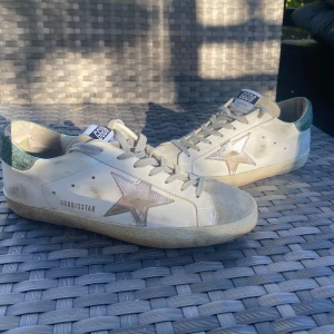 Golden Goose superstar - Hej! säljer nu ett par golden goose superstar i fint skick. Storlek 41 (Italiensk) vilket motsvarar 42 Eu. Kvitto finns, skriv vid frågor och funderingar!