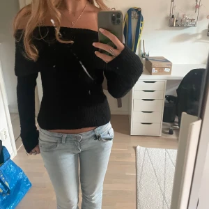 Offshoulder stickad tröja - En offshoulder stickad tröja ifrån h&m. I storlek M men skulle säga att den passar XS och S. Använd fåtals gånger. Pris kan diskuteras 💞💞