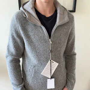 Gran sasso cardigan - Säljer återigen en supersnygg Gran Sasso cardigan | Skick 10/10(splitter ny med alla tags kvar) | Storlek L men passar mer som en M |  Nypris ligger på runt 5500 | Går även med på rimliga byten! 