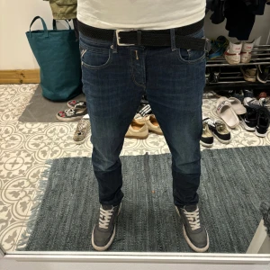 Replay Jeans - Säljer nu mina schysta replay jeans som inte kommer till användning längre, perfekt nu till hösten ~ Strlk: W28 ~ Nypris: 1399 ~ Mitt pris: 449 ~ Skick: 8,5/10 ~ Bara att höra av er om ni har nåra funderingar!!🙌🏼
