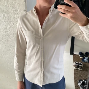 Filippa K skjorta - Kräm beige bomullsskjorta från Filippa K i strl M. Klassisk button down skjorta. Använd 6-7 gånger 