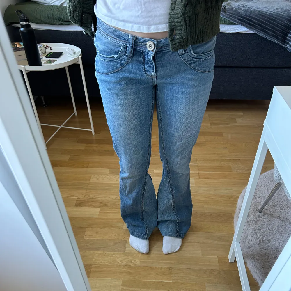 Snygga lågmidjade jeans som jag sytt om till bootcut själv. Använd gärna köp nu!. Jeans & Byxor.