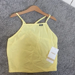 Stronger topp - Nyskick med prislapp!! Den är i strl S i en så otroligt fin färg💛💛
