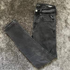 Ett par riktigt snygga replay jeans i modell anbass (slim fit) Storlek W29 L32, ny pris 1899kr. Kontakta för fler bilder eller om du har några funderingar.