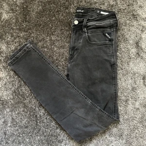 Replay Jeans - Ett par riktigt snygga replay jeans i modell anbass (slim fit) Storlek W29 L32, ny pris 1899kr. Kontakta för fler bilder eller om du har några funderingar.