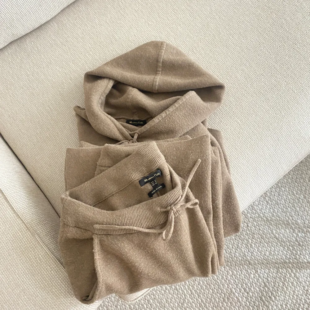 Stickad hoodie och byxor i jättefin beige färg, väldigt mjukt material och bra kvalitet. Säljs pga rensning. Stickat.