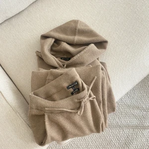 Stickat mjukisset från massimo dutti - Stickad hoodie och byxor i jättefin beige färg, väldigt mjukt material och bra kvalitet. Säljs pga rensning