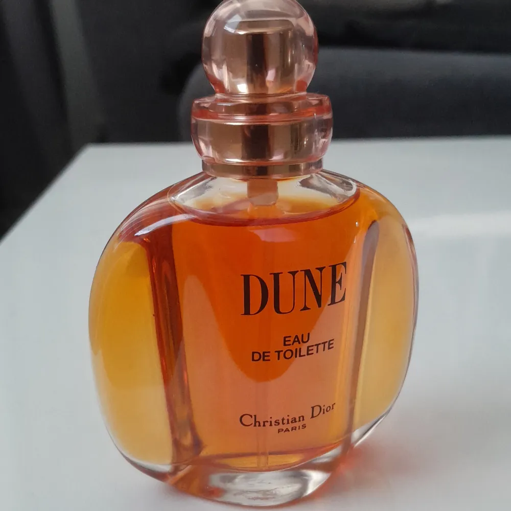 Hej! Jag säljer min Dior Dune-parfym. Den är sparsamt använd och i utmärkt skick. Jag älskar doften, men jag har bestämt mig för att rensa ut i min samling. Dune är en fantastisk, varm och sensuell doft som passar perfekt för både dag och kväll. Parfym.