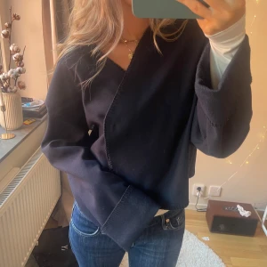 Marinblå filtjacka  - Säljer denna fina marinblåa jackan ifrån Gina tricot! Endast använd ca 5 gånger och i nyskick! Vill få sålt så snabbt som möjligt då jag har för många jackor🥰 ej nopprig