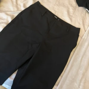 kostymbyxor  - för stora därför säljs dom 