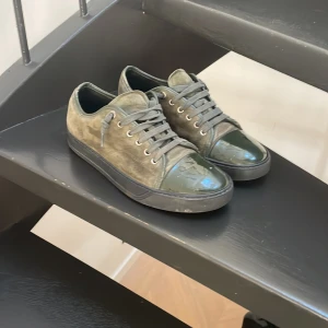 Mörkgröna lanvin skor  - Säljer mina gamla lanvin skor för att dom nu har blivit för små. De är i relativt gott skick och jag har tagit väl hand om dom. Skriv för mer info 