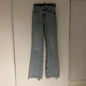  Low wasted byxor   -  Aldrig använda på grund av att de är för långa För mig som är 1,60 cm  🤗 Annars är de jättevacker 😊