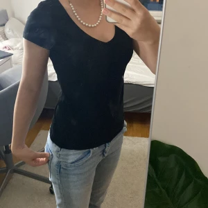 Svart tröja - En basic svart urringad tröja🖤från H&M