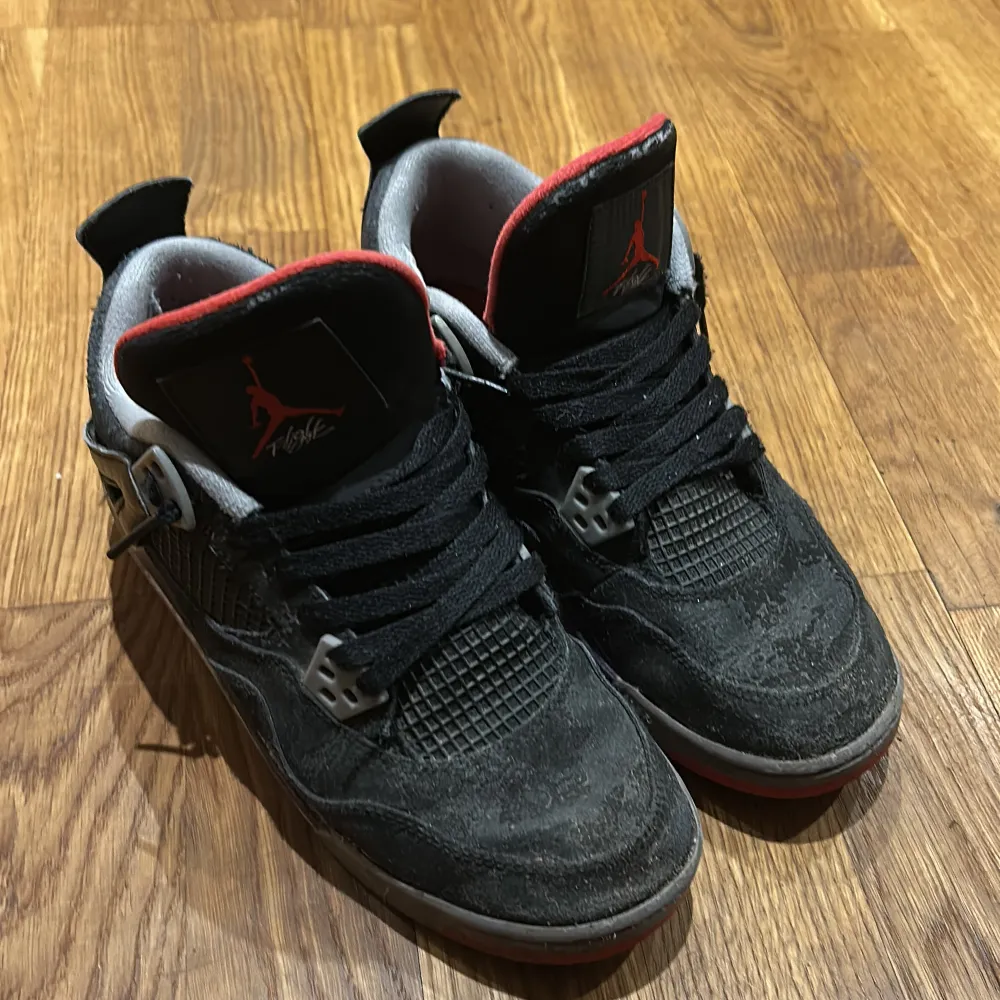 Säljer ett par Jordan 4s bred. Skorna har en klassisk design med snörning och är i ganska bra skick.. Skor.