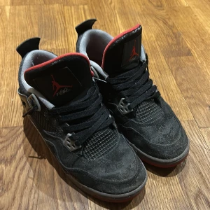 Jordan 4 bred - Säljer ett par Jordan 4s bred. Skorna har en klassisk design med snörning och är i ganska bra skick.