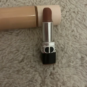 Cristian dior läppstift i färgen matte nude look 100 - Brunt läppstift från cristian dior märket i färgen matte nude look 100 