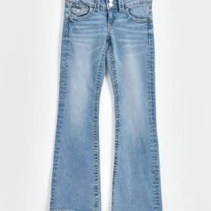 Blå Gina Young jeans - Snygga blå bootcut jeans från Gina Young , andvända fint!😻. Säljer pga kommer ite till användning, skriv dm för egna bilder samt info ❤️ny pris 300 kr💫