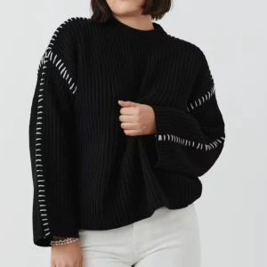 Slutsåld tröja från GINA  - Säljer en svart stickad tröja med vita sömdetaljer längs ärmarna, virkat i tyget. Den är helt slutsåld på hemsidan. Storlek S💜Pris kan distribueras:)