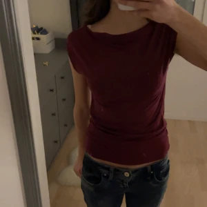 Vinröd topp från laget 157 - Säljer en vinröd topp från 157 i storlek XS. Toppen är vinröd men kan även anses vara lila💕💕