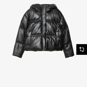 Svart pufferjacka med huva - Snygg svart pufferjacka med huva och dragkedja. Jackan har en glansig yta och knappar på fickorna. Perfekt för kyliga dagar. Den är brun inte svart! Ps nästan aldrig använd men prislappen är borta