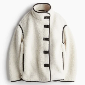 Vit teddyjacka från Hm  - Säljer denna slutsålda jackan från hm 💕 Helt oanvänd med prislappen kvar 