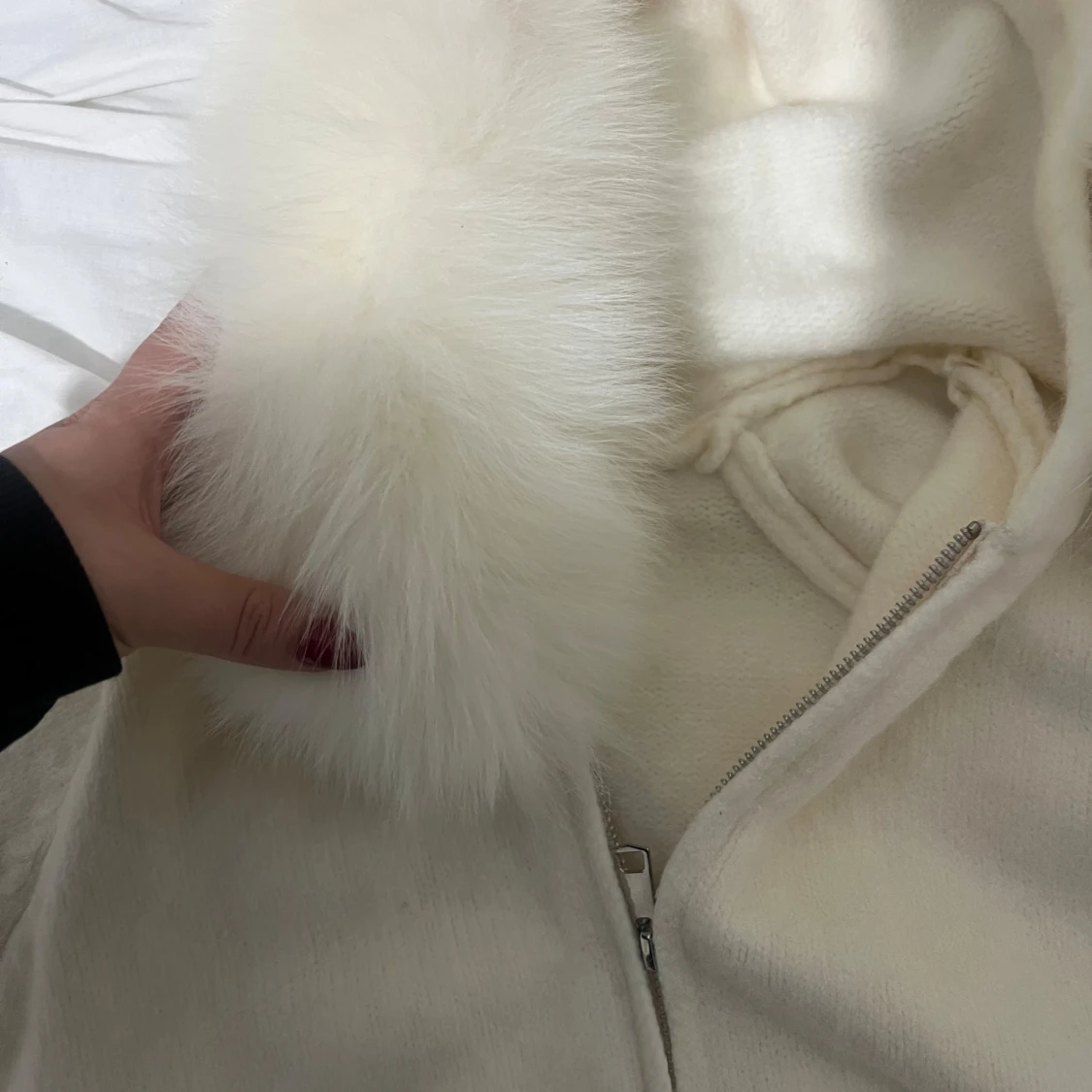 Vit stickad jacka med huva - 91