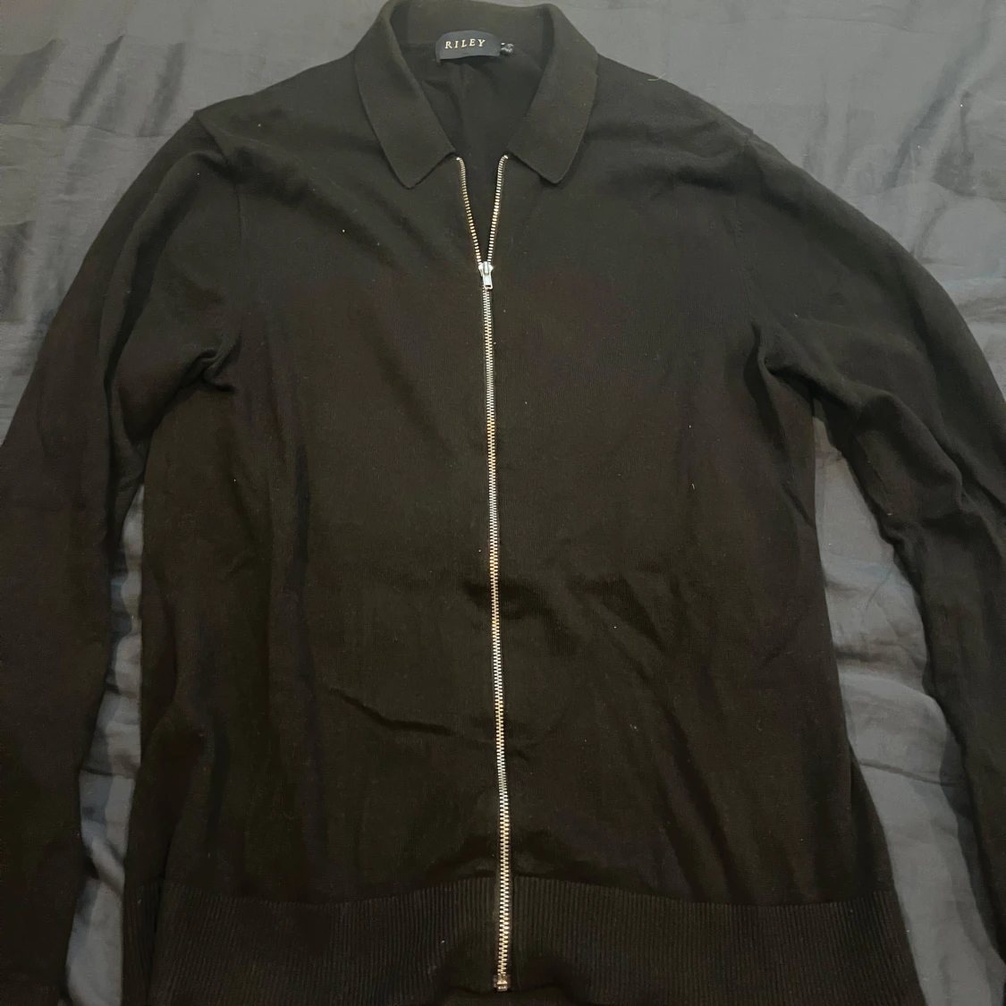 Svart tröja med dragkedja från Riley