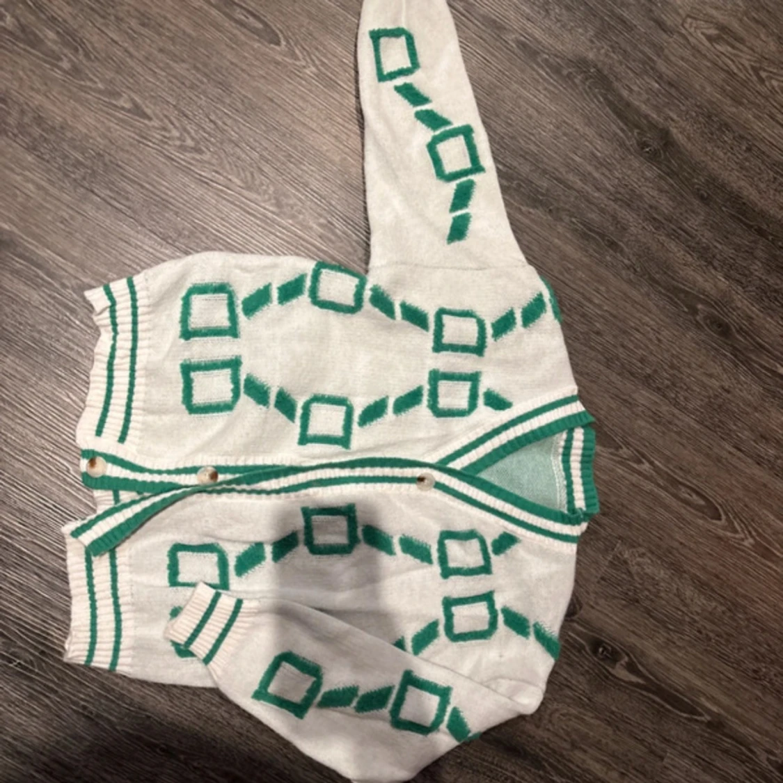 Vit och grön kofta med geometriskt mönster - 90