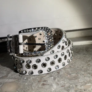 B.b bälte - Snyggt vitt bälte B.b rep men snyggt ändå 