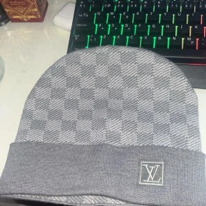 Ljusgrå Mössa - Inga skador använd 2-3 gånger inga synliga användtäcken exakt som på bilden!