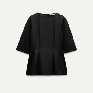 Svart blus med trekvartsärm - Svart blus/T-shirt från zara, köptes för 399 och säljer för 250 då den endast är testad och aldrig använd💞