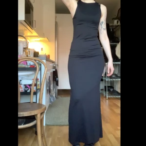 Svart långklänning - Jättegin svart kortärmad långklänning från Weekday. Nästan oanvänd, säljer för har för många svarta långklänningar💞