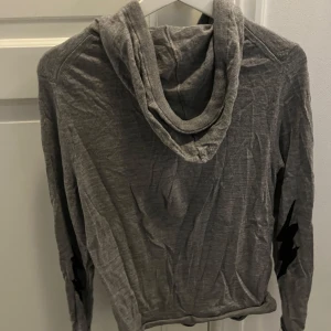 Zadig & Voltaire zip i merino - Säljer en riktigt go grå hoodie från Zadig & Voltaire med dragkedja och huva. Finns ett mindre hål/slitning på högra ärm samt längst ut på ärmen. (Utöver det fint skick). Jag anser att storleken liknar S även om den är skriven som M. (Därmed liten i storlek). 