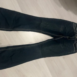 Jeans - Fina oanvända jeans med snygga fickor, storlek 6/38. 