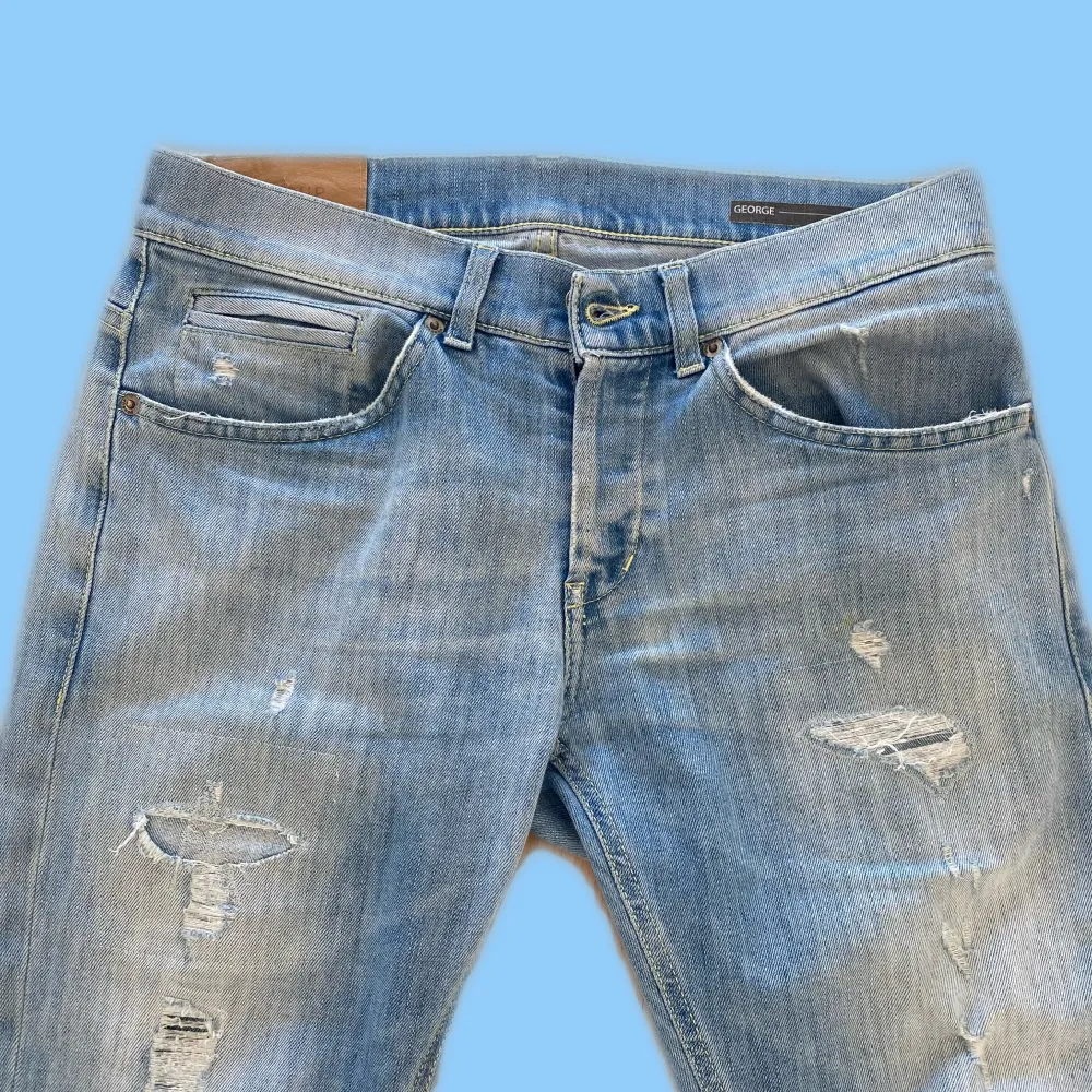 Säljer dessa dondup jeans i storlek 30. Modellen heter George skinny fit. Grymt skick! Vid frågor och funderingar är det bara att höra av sig📩. Farkut & Housut.