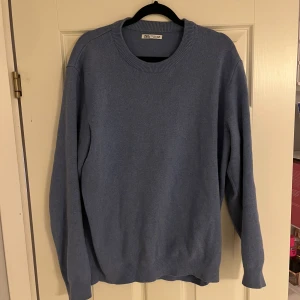 Blå stickad tröja från Zara - Säljer en stilren blå stickad tröja ifrån Zara. Storlek medium. .