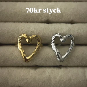 Ringar  - Säljer justerbara smycken i rostfritt stål , alla är helt nya. Stora ringar 99kr st. Små ringar 89kr st. Halsband 99kr st. Armband 89kr st. Örhängen 99kr. Vid köp av fler saker får du rabatt ❤️ skriv till mig innan du köper för att vara säker på att smycket inte är sålt!😀Priserna på bilden stämmer därmed inte längre 