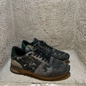 Valentino rockrunners  - Riktigt feta valentino rockrunners, välanvända men tycker själv det endast gör att det bättre ut, hör av dig vid minsta fundering 