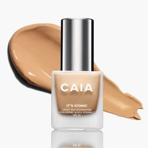 Foundation från CAIA 3N - Färg 3N. CAIA It's Iconic Liquid Silk Foundation med hyaluronsyra och vitamin C. Innehåller SPF 20 för extra skydd. Perfekt för en jämn och silkeslen finish. Det bday använd fåtal gånger. Se andra bilder för att se hur mycket som är kvar.  
