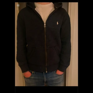 Polo Ralph Lauren zip hoodie - Säljer denna Polo zip hoodien som är i storlek S men passar nog M. Jag själv är 178 och den sitter fint på mig. Inga defekter förutom att snörena är borta. Priset är disskuterbart annars är det bara att höra av sig vid frågor!💯