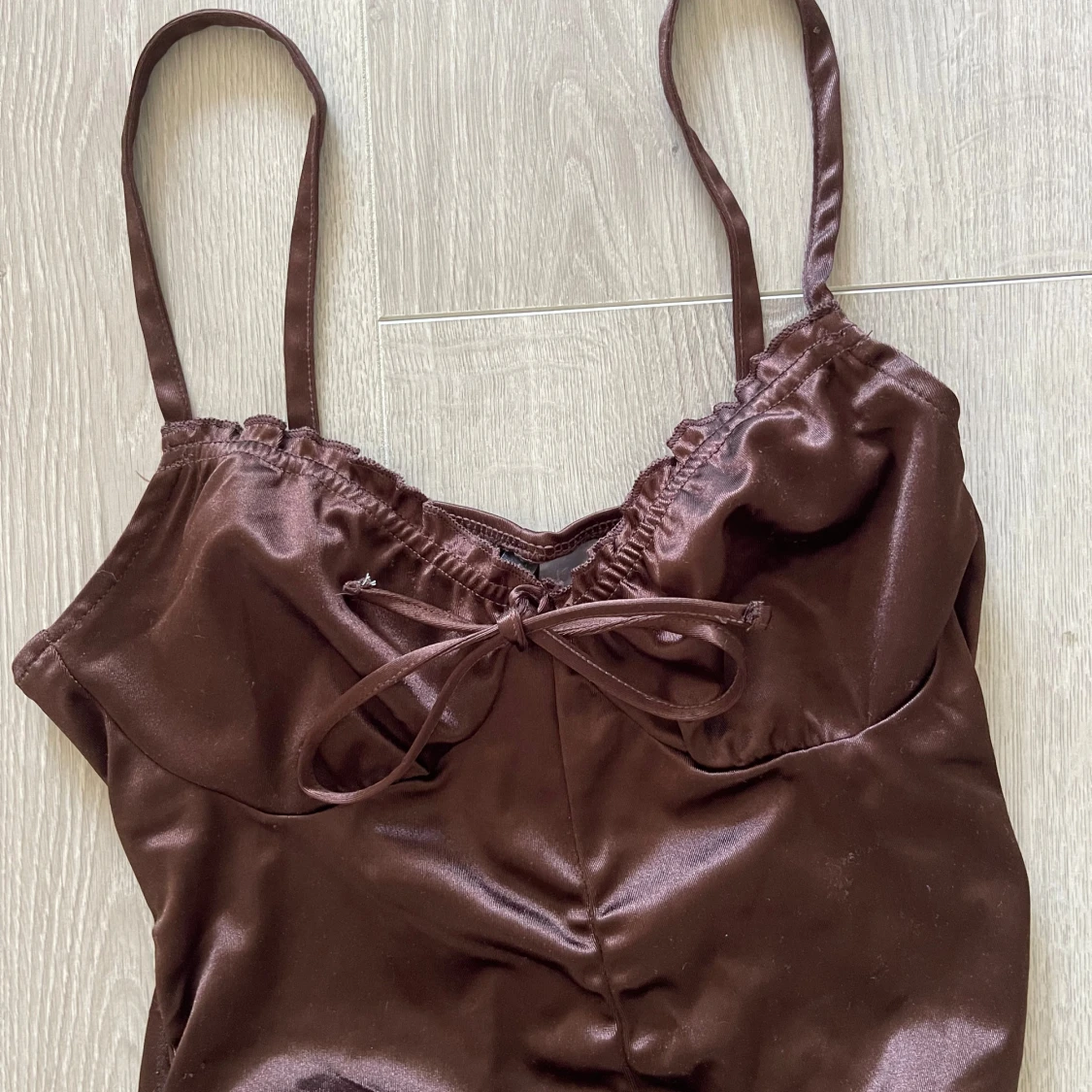 Brun satin klänning - 90