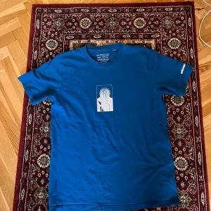 Yung Lean unknown memory merch - Blå unknown memory t shirt. Lite skav på främre trycket men annars i bra kondition. Köpt på way out west 2022.  Lämna gärna bud!