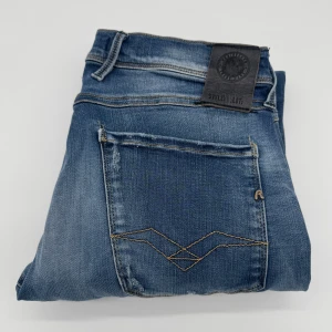 REPLAY ANBASS HYPERFLEX - - Replay anbass hyperflex jeans - Slim fit passform - Storlek W32/L32 - Nypris runt 1800kr - Kontakta för fler frågor eller funderingar // Deluxecloset