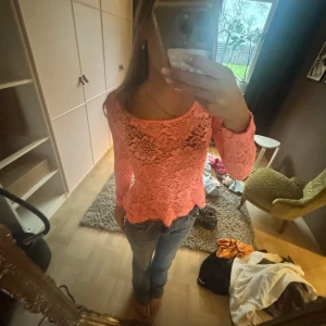 Rosa spetsblus - super cool neon rosa spetströja