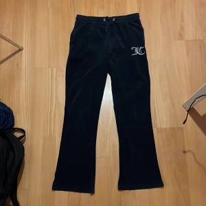 Mörk blåa juicy byxor - Säljer ett par mörk blåa juicy byxor från den gamla modellen. 