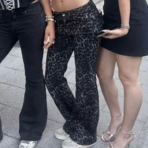 Leopardmönstrade byxor - Skit snygga leopard byxor