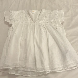 Vit blus från Gina tricot  - Säljer denna vita volangblus från Gina Young ❤️ Den är i jättefint skick och endast använda ca 1-2 gånger❤️ Skriv vid fler frågor eller bilder ❤️