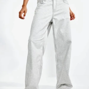 Grå jeansbyxor - H&M - Snygga grå jeansbyxor från H&M/Divided med en loose passform. Byxorna har en hög midja och raka ben, vilket ger en avslappnad stil. Perfekta för en trendig look.