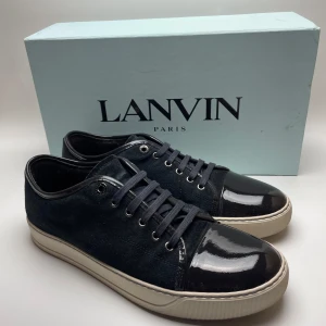 Lanvin skor  - Hej! Säljer nu dessa sjukt snygga Lanvin skor. Skorna är i toppskick! Vi rekommenderar att gå ner en storlek. Har ett begränsat antal boxar och dustbag! Hör gärna av dig vid frågor 
